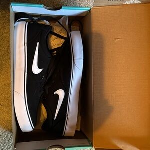 NIB Nike SB chron Canvas shoes.